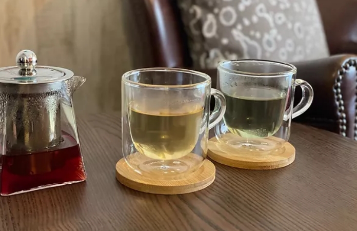 ハーブティーをどうぞ